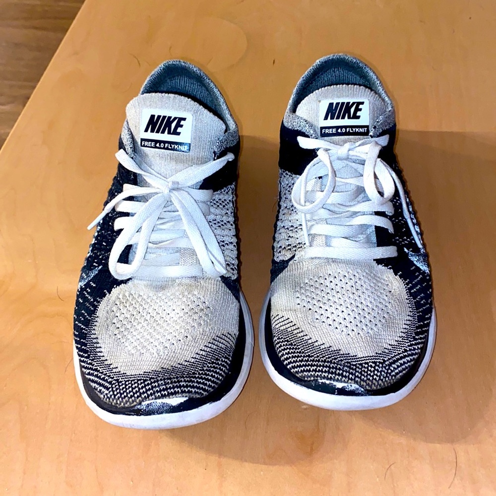 EUC Nike flyknit women’s 7.5 shoes